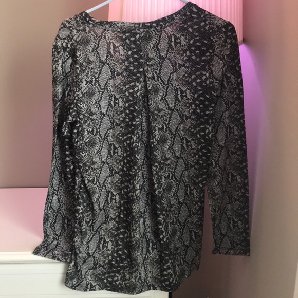 NWT. Long Sleeve Women’s Blouse. - Picture 3 of 4